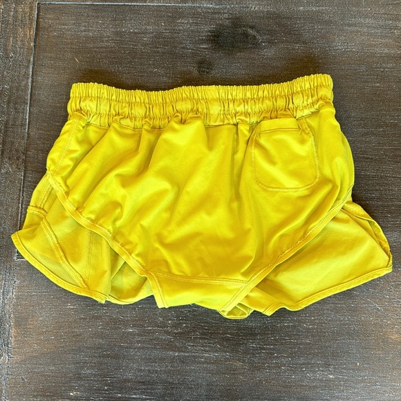 Lululemon Hotty Hot Shorts Size 6 Low Rise 2.5” Lined Soleil Yellow EUC Run - Picture 5 of 10
